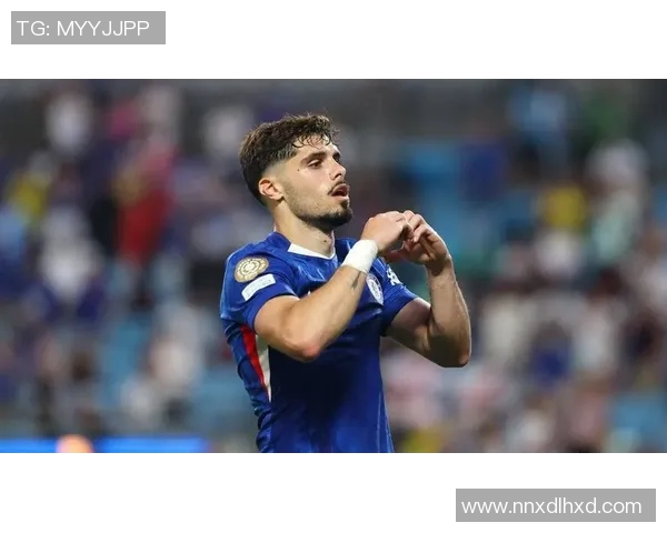 全球足球明星实力对比谁才是真正的球场之王探讨各国球员的巅峰表现与成就